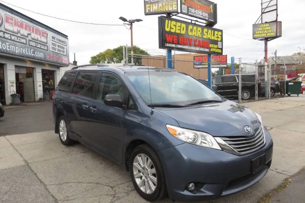 2014 Toyota Sienna XLE photo 1