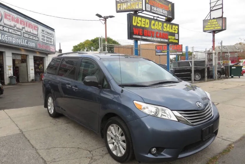 2014 Toyota Sienna XLE photo 1
