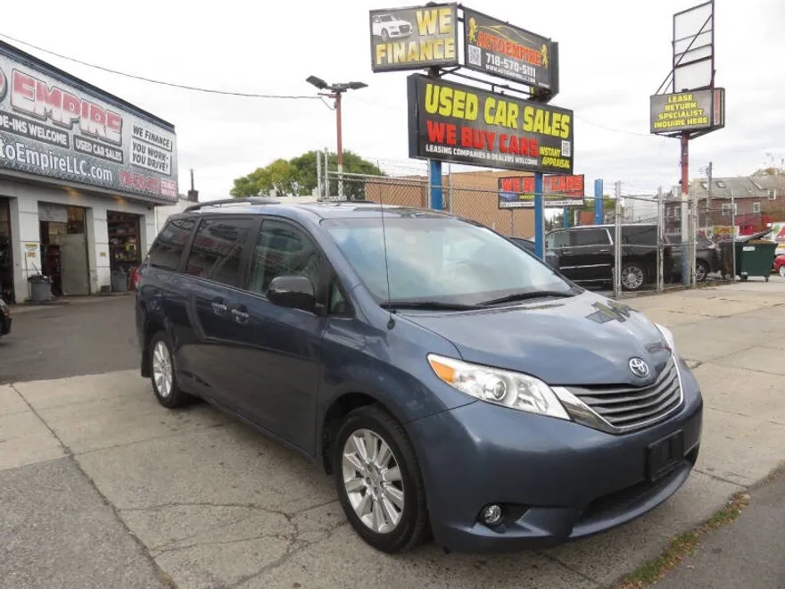 2014 Toyota Sienna XLE photo 1