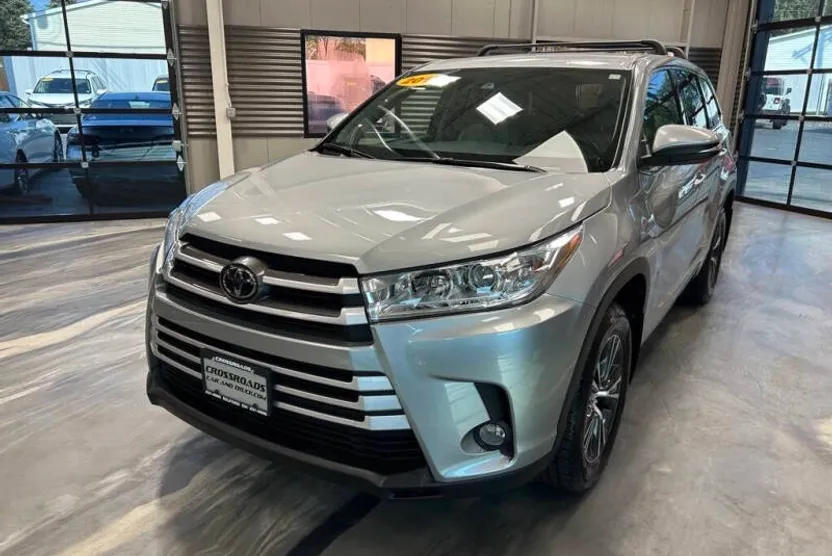 2017 Toyota Highlander LE Plus photo 1