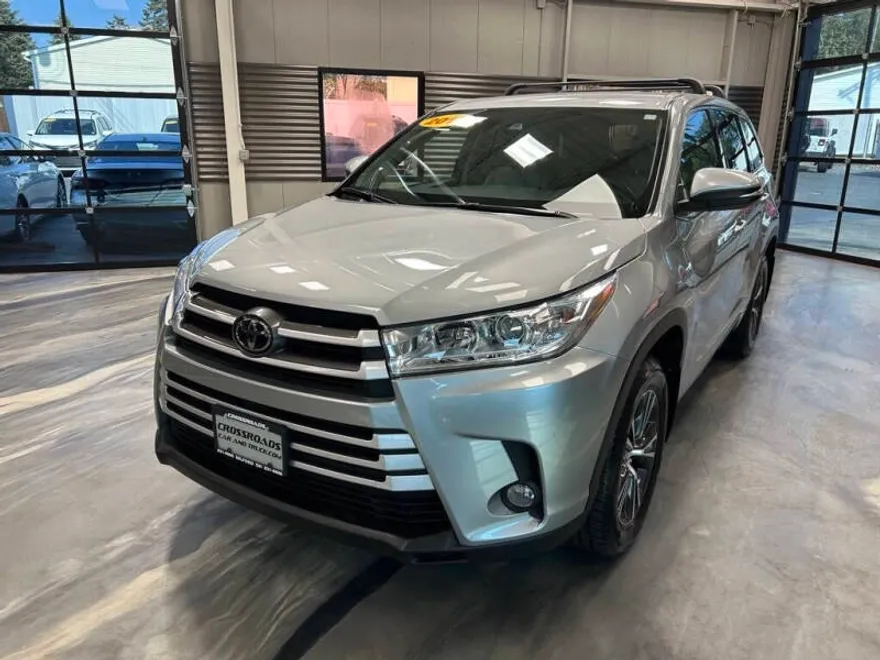 2017 Toyota Highlander LE Plus photo 1