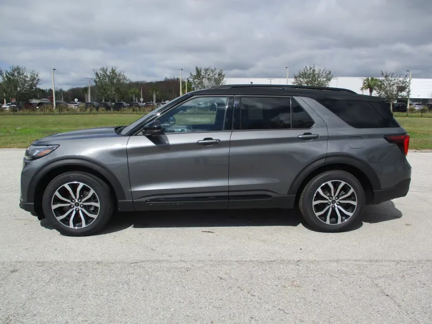 2025 Ford Explorer ST-Line photo 1