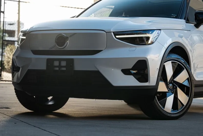 2023 Volvo XC40 Ultimate photo 1