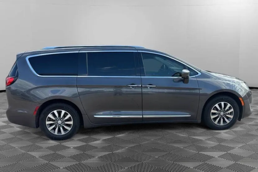 2020 Chrysler Pacifica Touring Plus photo 1