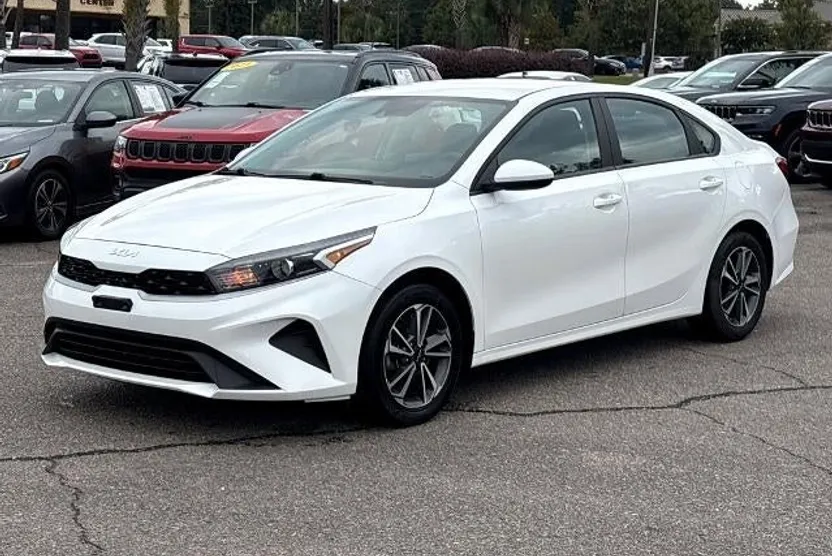 2023 Kia Forte LXS photo 1