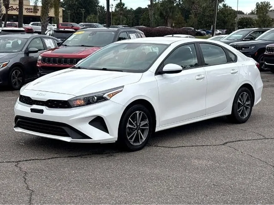 2023 Kia Forte LXS photo 1