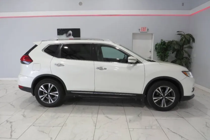 2017 Nissan Rogue SL photo 1