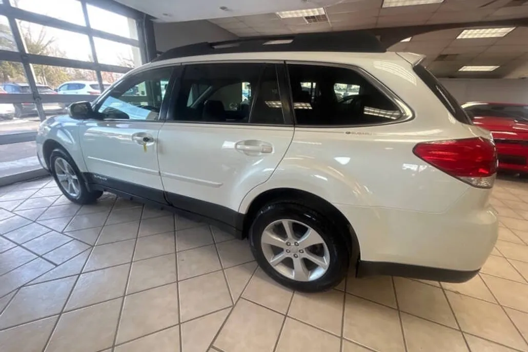 2013 Subaru Outback 2.5i Premium photo 1