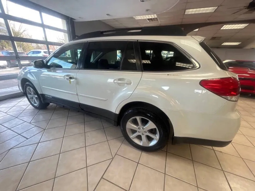 2013 Subaru Outback 2.5i Premium photo 1