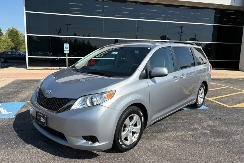 2014 Toyota Sienna L photo 1