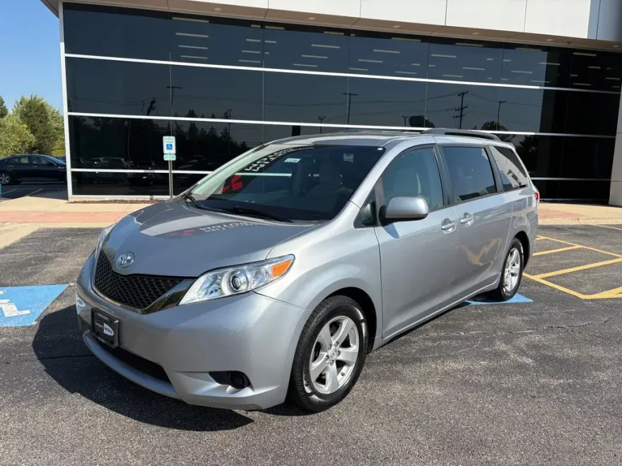 2014 Toyota Sienna L photo 1