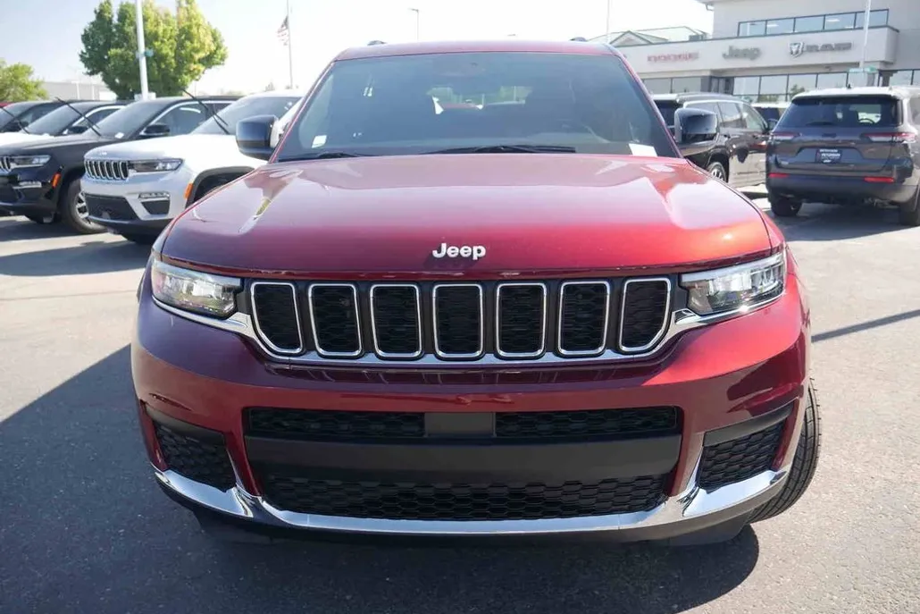2025 Jeep Grand Cherokee Laredo photo 1