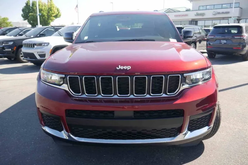 2025 Jeep Grand Cherokee Laredo photo 1