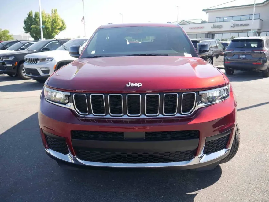 2025 Jeep Grand Cherokee Laredo photo 1