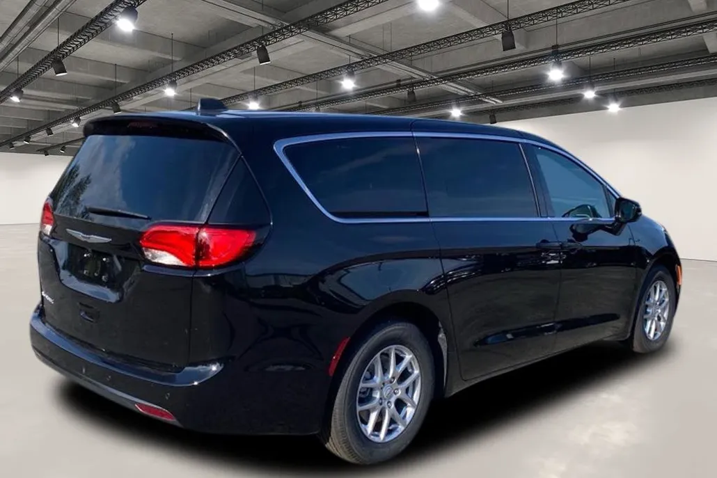 2026 Chrysler Voyager LX photo 1