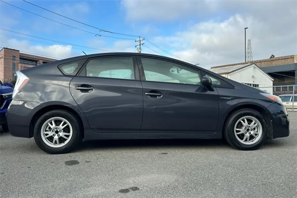 2010 Toyota Prius Three photo 1