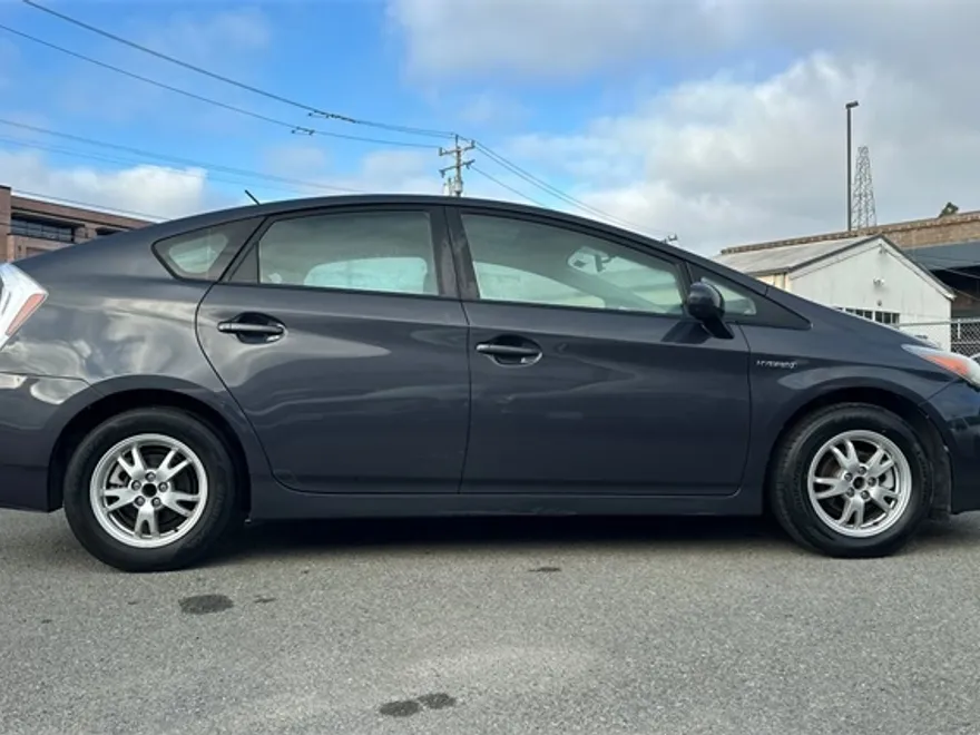 2010 Toyota Prius Three photo 1