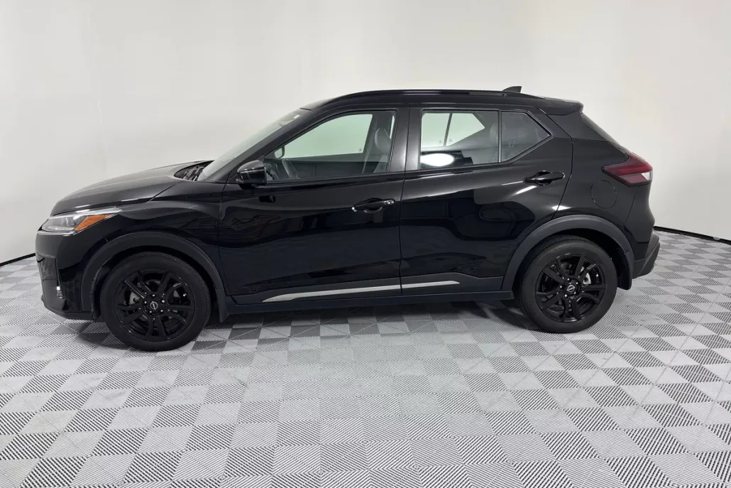 2023 Nissan Kicks SR photo 1