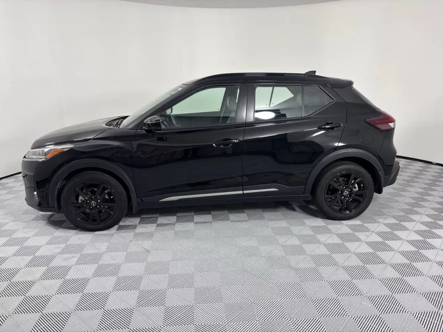 2023 Nissan Kicks SR photo 1