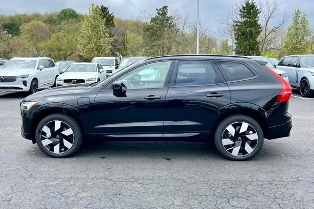 2025 Volvo XC60 Hybrid T8 Plus photo 1