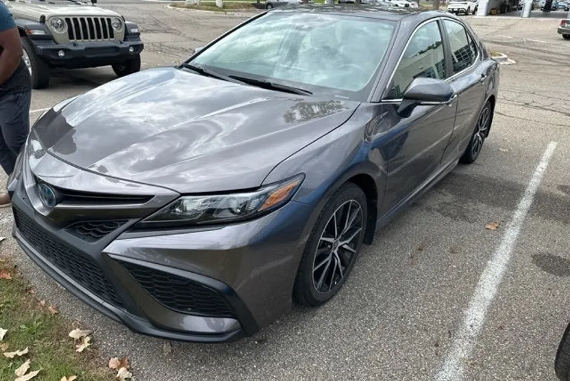 2024 Toyota Camry Hybrid SE photo 1