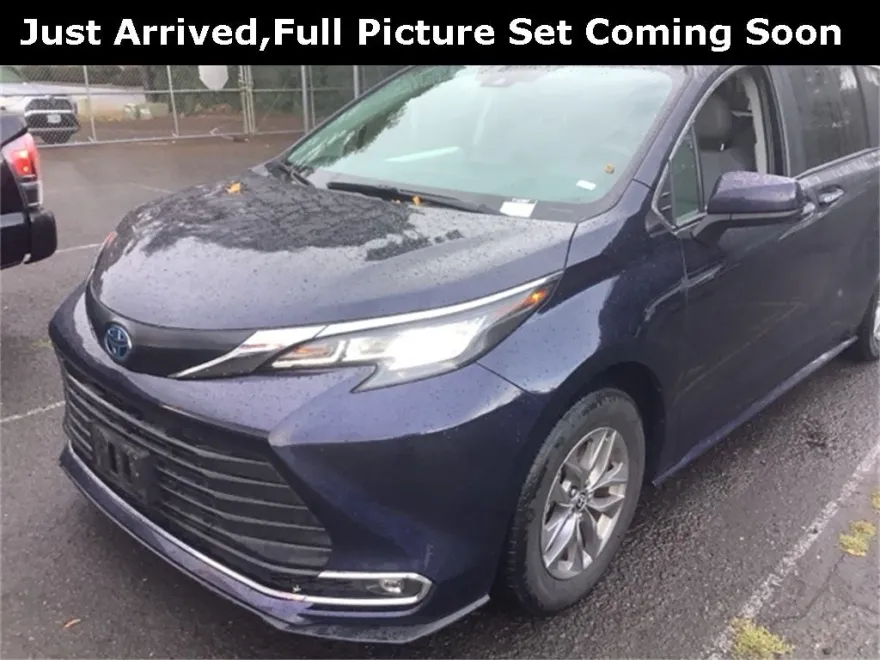 2023 Toyota Sienna XLE photo 1