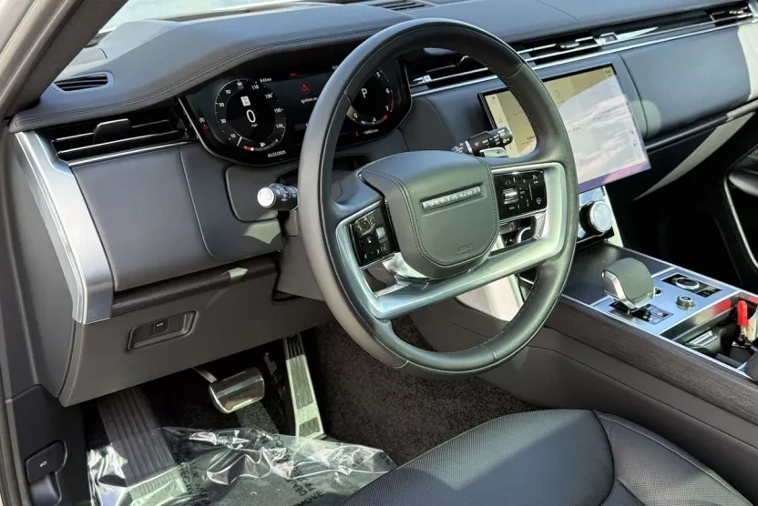 2023 Land Rover Range Rover SE photo 1