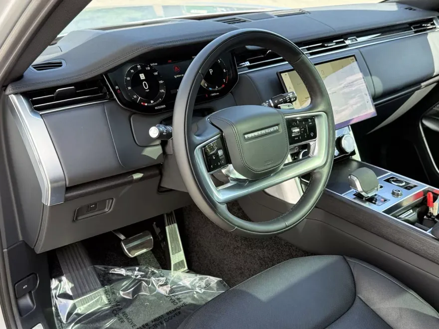 2023 Land Rover Range Rover SE photo 1
