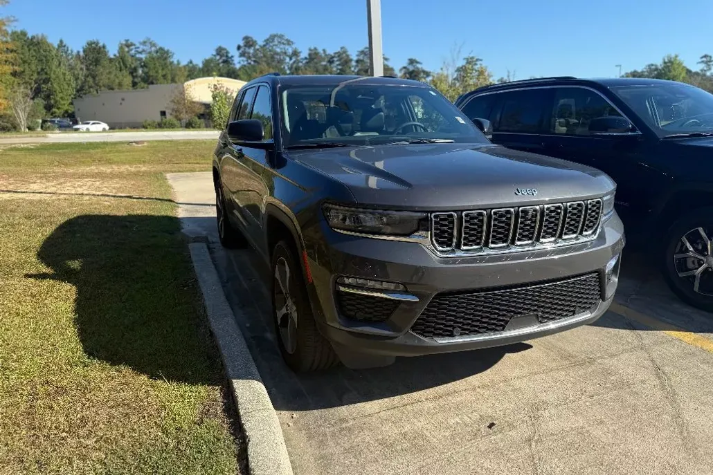 2023 Jeep Cherokee 4xe photo 1