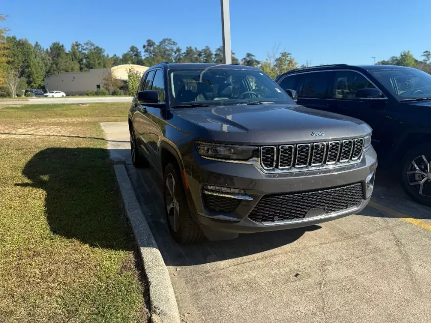 2023 Jeep Cherokee 4xe photo 1