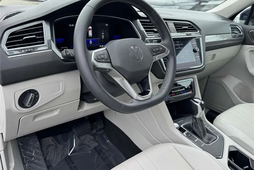 2023 Volkswagen Tiguan SE photo 1
