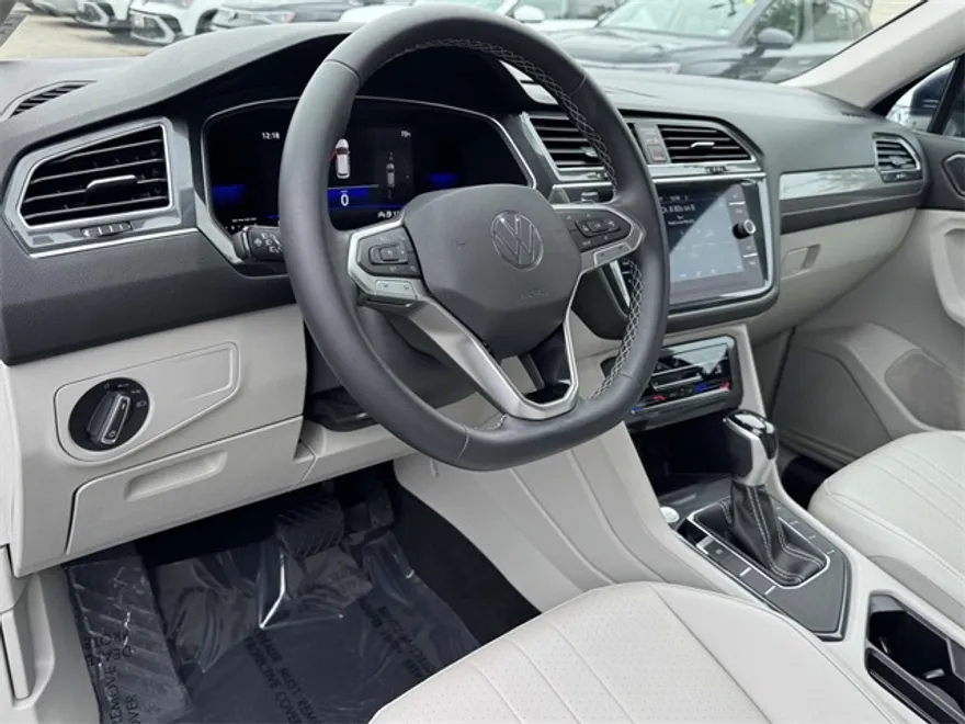 2023 Volkswagen Tiguan SE photo 1
