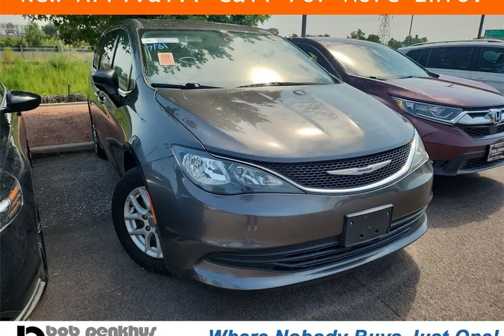 2019 Chrysler Pacifica Touring photo 1