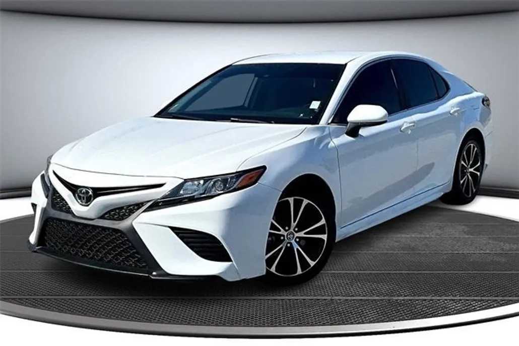 2020 Toyota Camry SE photo 1