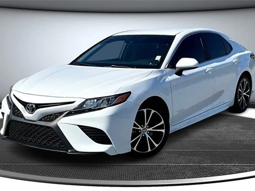 2020 Toyota Camry SE photo 1