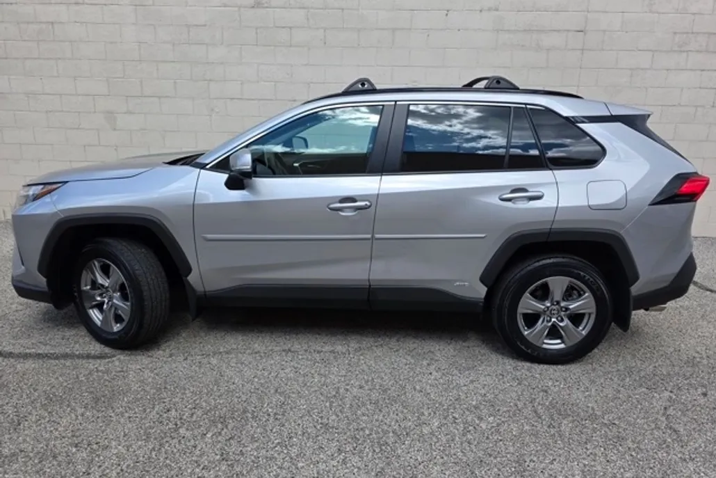 2024 Toyota RAV4 Hybrid XLE photo 1