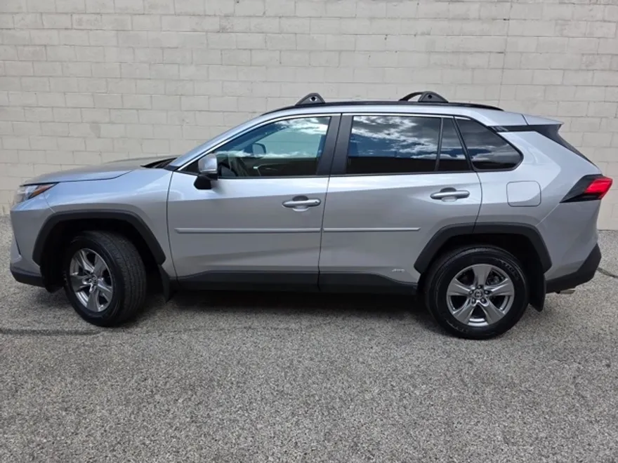 2024 Toyota RAV4 Hybrid XLE photo 1