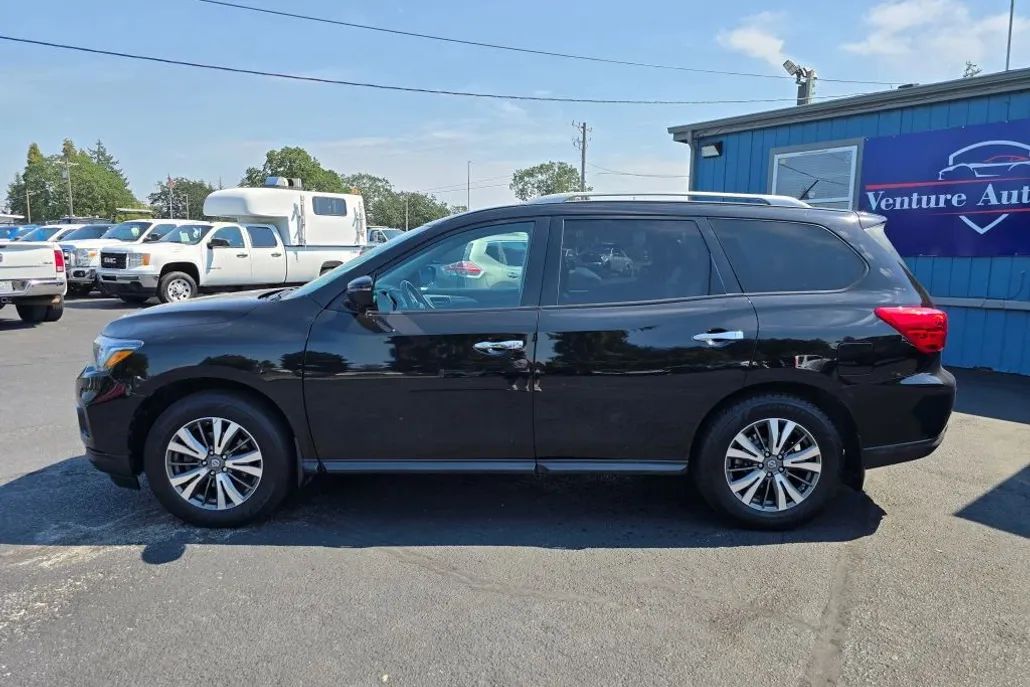 2017 Nissan Pathfinder SL photo 1