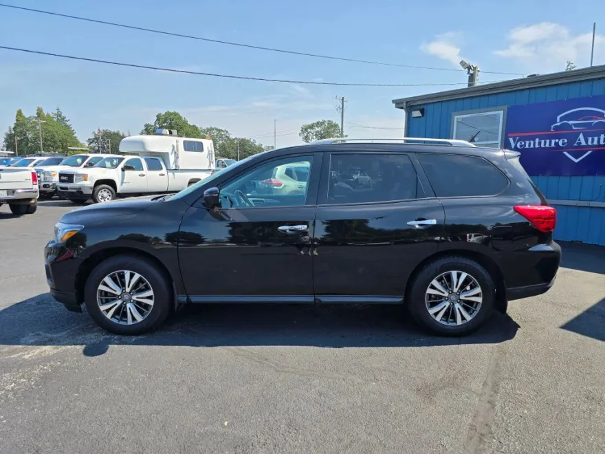 2017 Nissan Pathfinder SL photo 1