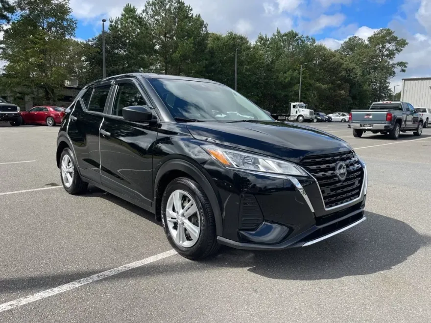 2023 Nissan Kicks S photo 1