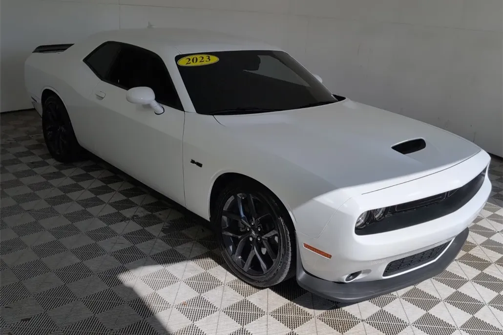 2023 Dodge Challenger R/T photo 1