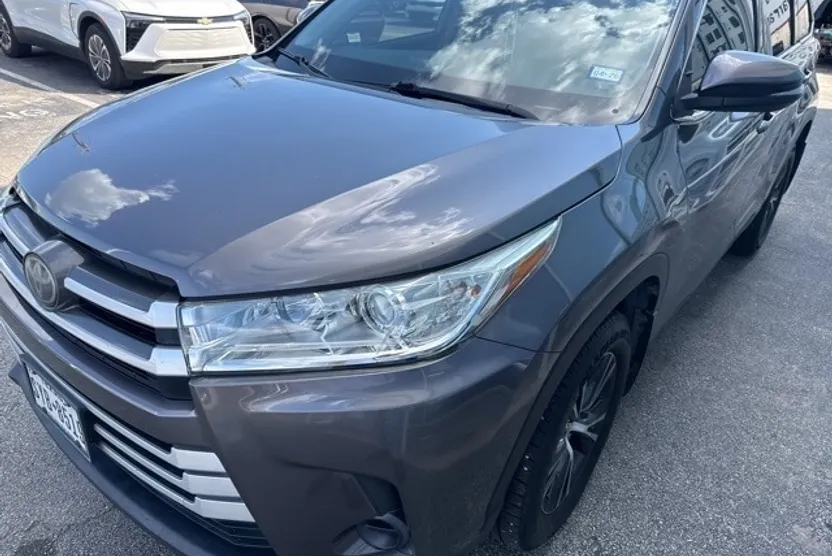 2019 Toyota Highlander LE photo 1
