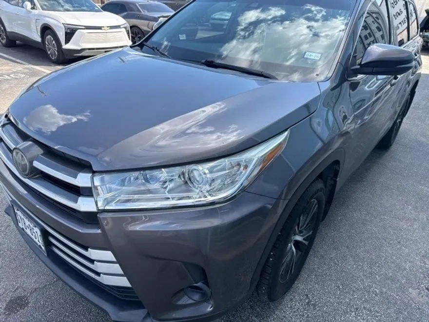2019 Toyota Highlander LE photo 1