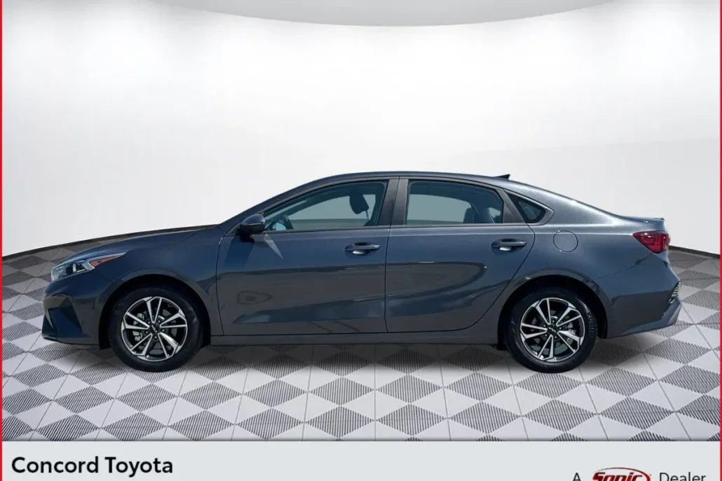 2023 Kia Forte LXS photo 1
