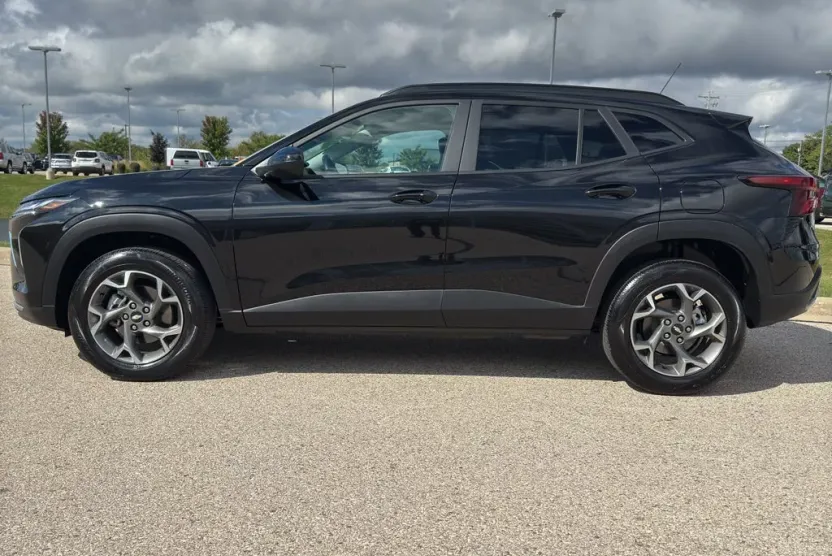 2025 Chevrolet Trax LT photo 1