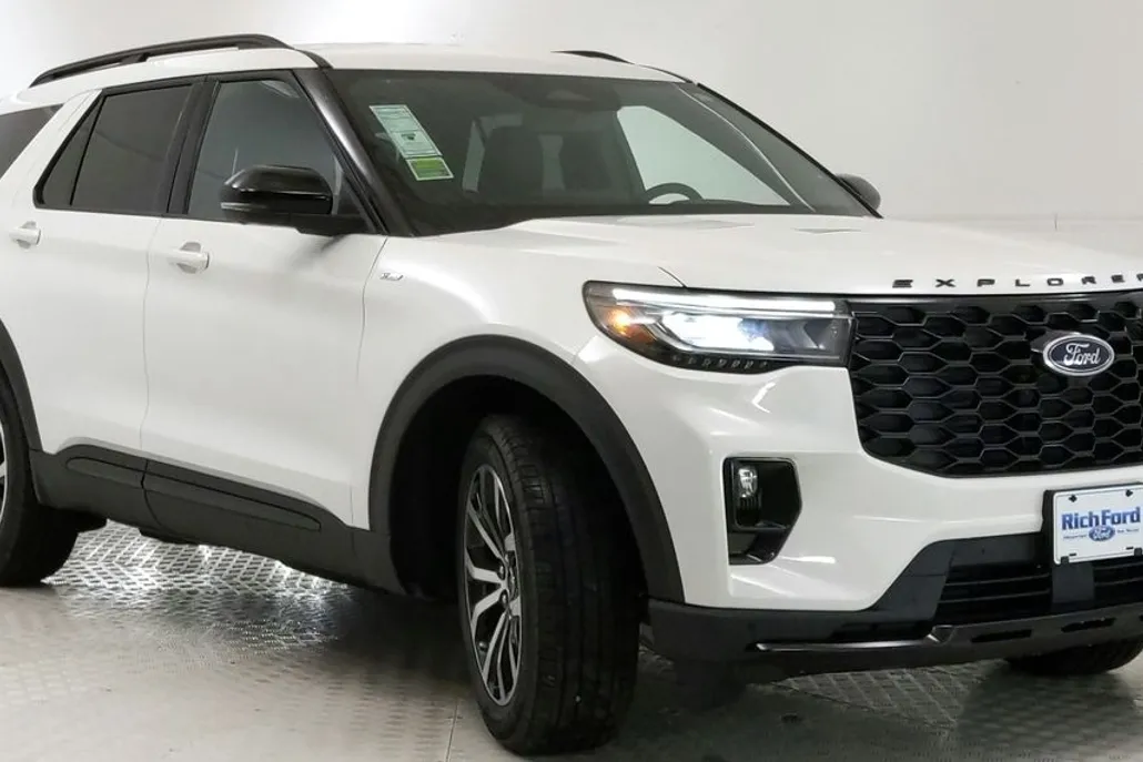 2025 Ford Explorer ST-Line photo 1