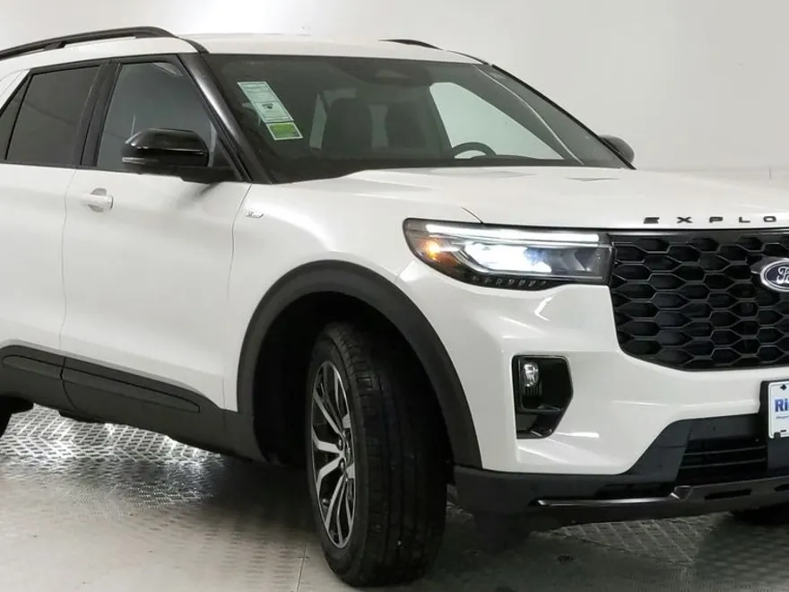 2025 Ford Explorer ST-Line photo 1