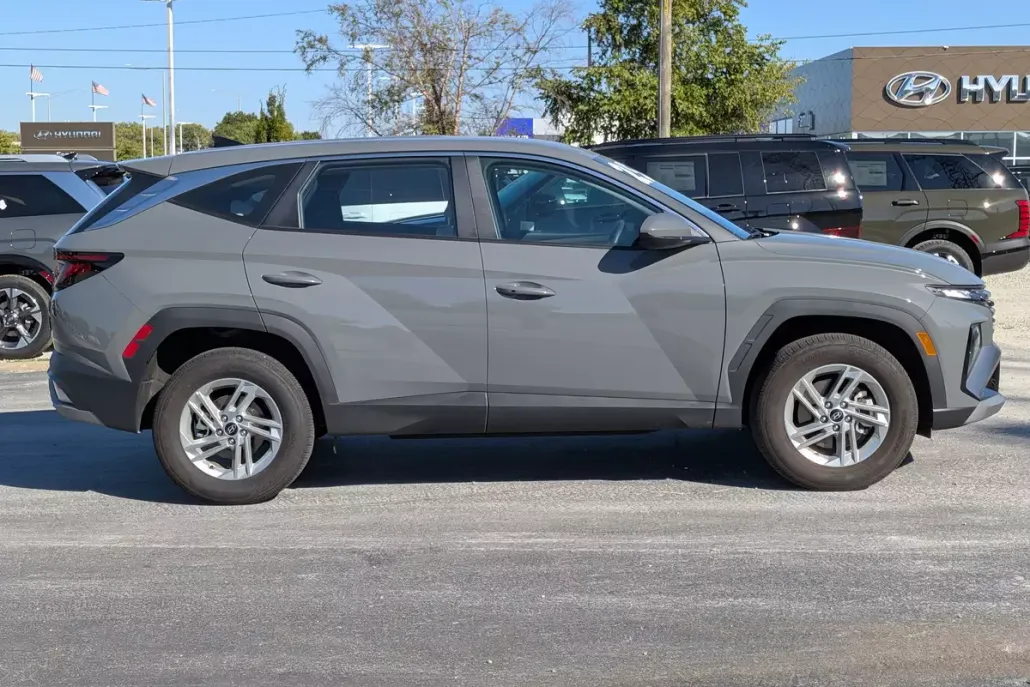 2025 Hyundai Tucson SE photo 1