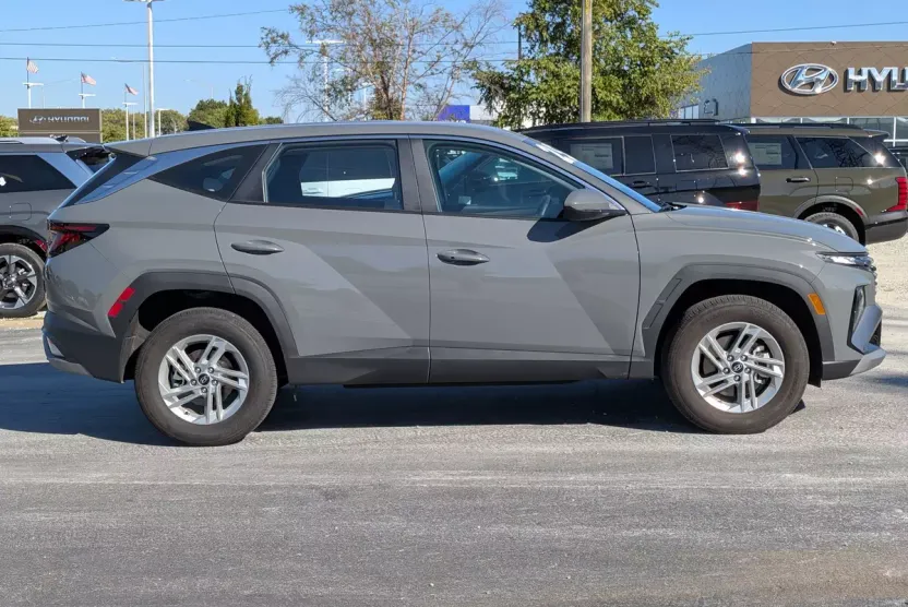 2025 Hyundai Tucson SE photo 1
