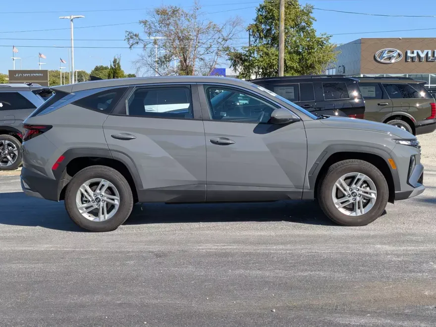 2025 Hyundai Tucson SE photo 1